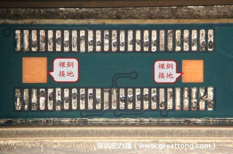 把板對板連接器全部移除，發現其下方板子共有兩個裸銅的方形設計。