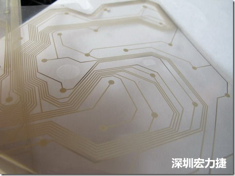 下面第二個(gè)圖則是另一片也有著按鍵線路的PTF，當(dāng)上、下兩面PTF的按鍵結(jié)點(diǎn)互相接觸后就可以計(jì)算出是哪個(gè)按鍵被按下了。可是當(dāng)按鍵沒(méi)有按下時(shí)，上下兩片PTF的線路則是分開(kāi)的，所以上圖那片PTF的線路上面其實(shí)還另外覆蓋了另一層透明的PET作為絕緣層，只露出了需要在鍵盤按下時(shí)才會(huì)碰觸的接觸點(diǎn)，因?yàn)檫@些材質(zhì)使用的都是Polymer，所以才撐這樣的技術(shù)為Polydome(聚合簧片)。